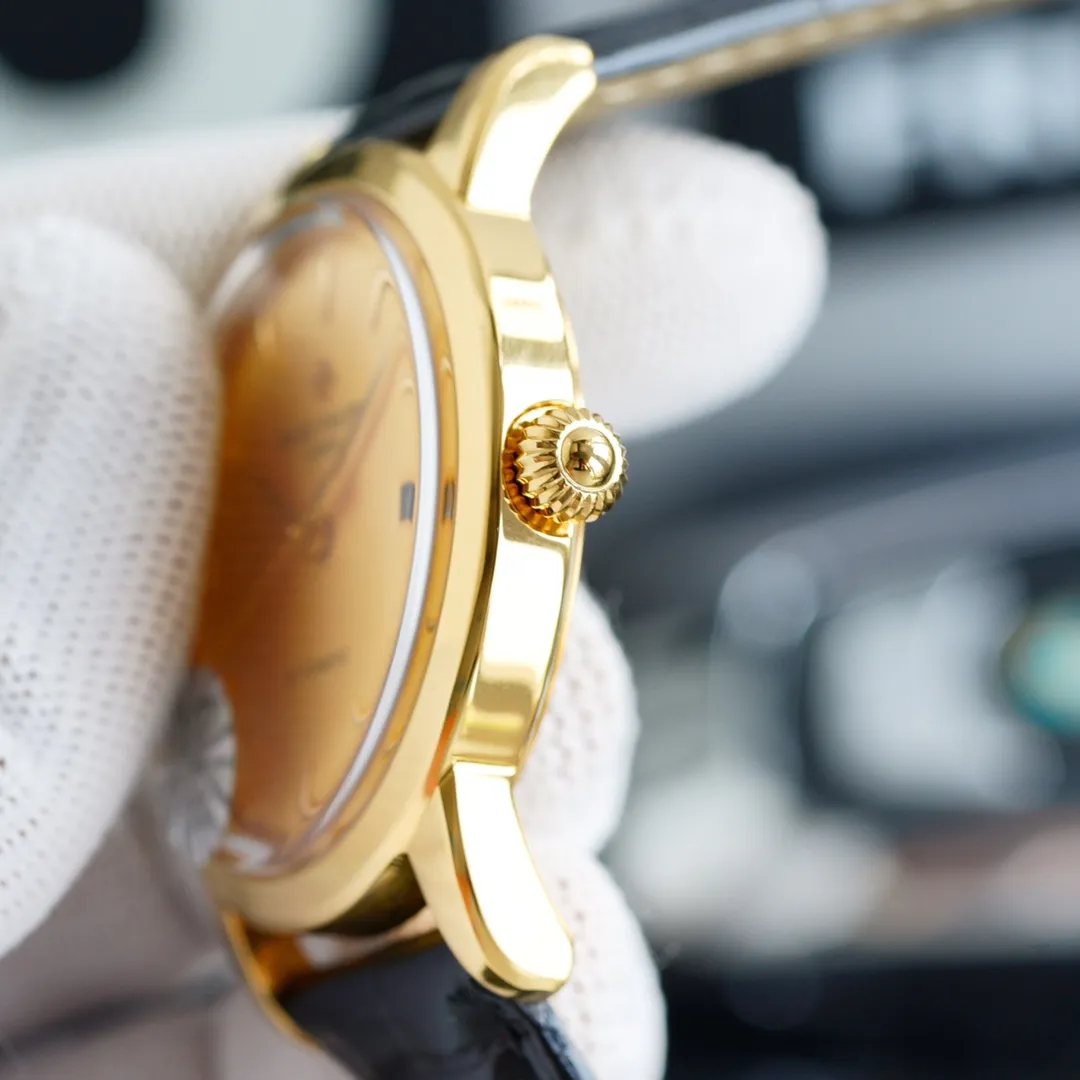 Patek Philippe 🌆🌆 is the first to sell hot new styles, Patek Philippe’s new steel pot lid ⚡️⚡️ took up to 6 months! Ultra-thin men's automatic mechanical watch, using imported original 9015® movement, vibration frequency of 28,800 times per hour, zero repair quality, original size of 40mm in diameter, ultra-thin craftsmanship of 8mm, (❤️can be matched with calfskin imported from Xin Italy!) The pot lid is made of glass! Super waterproof to 50 meters! The same style at the counter, one-to-one reproduction! Bring him with you to show off his sharp edge and extraordinary style! Dazzling brilliance, eternal dignity. ⚠️Please look for exclusive quality